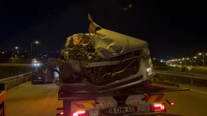 Bursa'da Feci Kaza! Otomobil Kamyona Çarptı: 2 Yaralı!