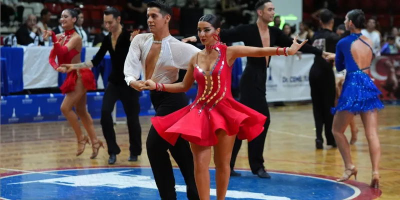 İzmir'de Dans Şöleni! Dansçılar Sahneye Çıkıyor