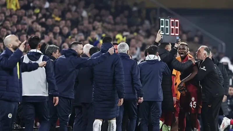 Derbi mi, Kavga mı? Sahaya Polis Girdi! 4 Kırmızı Kart Şoku