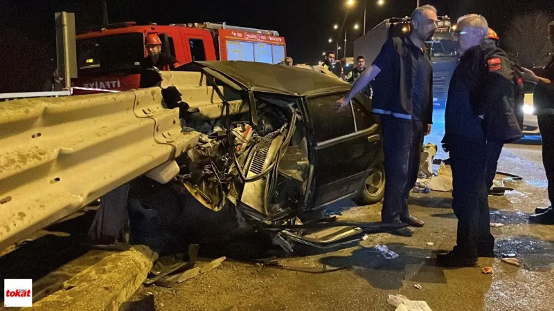 Feci Kaza: Otomobil Bariyere Ok Gibi Saplandı! Sürücü Kurtarıldı