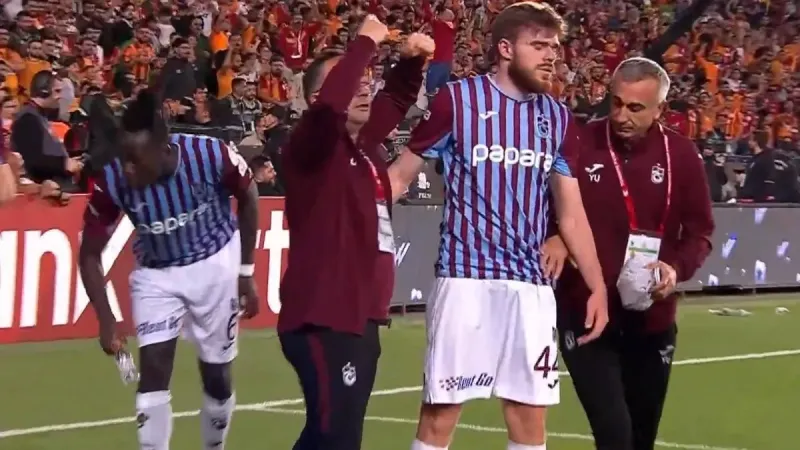Finalde Şok Sakatlık! Yıldız Futbolcu Sahayı Terk Etti