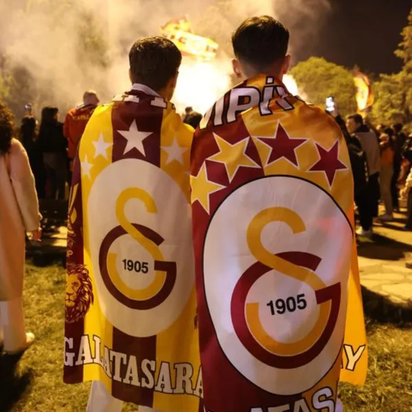 G.Saray Kupayı Kaldırdı! Taraftar Sokakları İnletti!