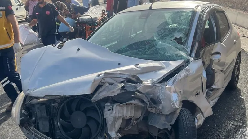 Mardin'de Feci Kaza! Otomobil Traktöre Çarptı: 3 Yaralı