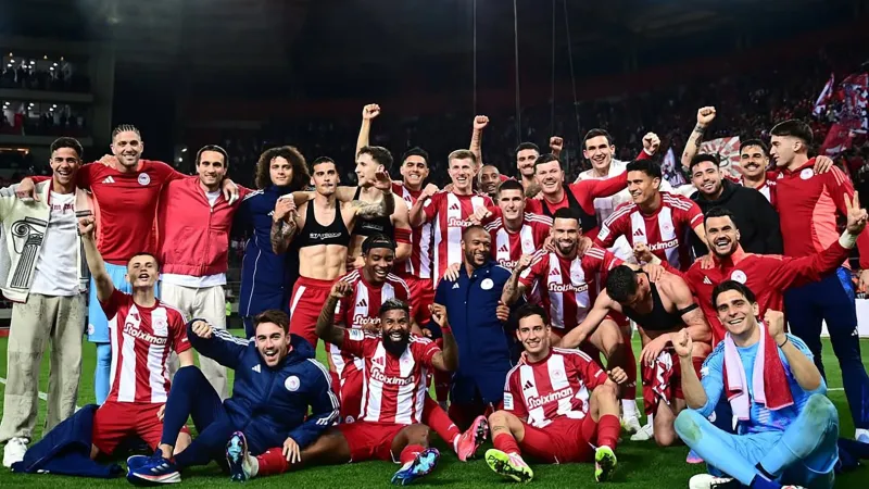 Yusuf Yazıcı Coşturdu! Olympiakos Kupayı Kaldırdı!