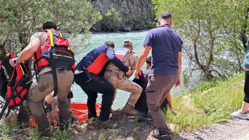 Munzur Nehri'nde korku dolu anlar! Akıntıya kapılan adam suyun ortasındaki adacığa sığındı