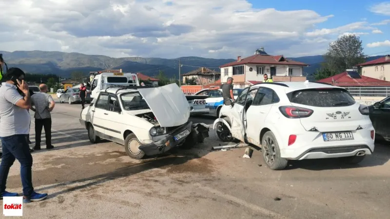 Niksar'da Feci Kaza: 3 Yaralı! Yol Kapandı mı?