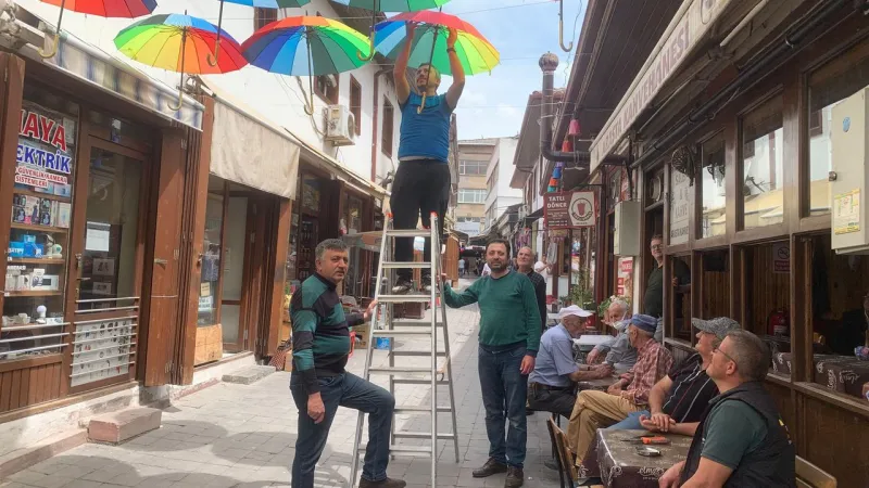 Niksar Arasta Çarşısı'nda Şemsiye Şöleni! Görenler Şaşkın