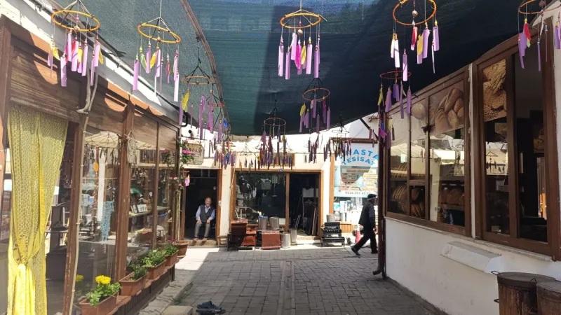 Niksar Çarşısı'na Renkli Dokunuş: Rüzgar Kapanları ve Şemsiyeler!