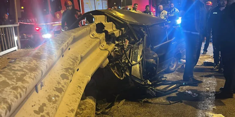 Sivas'ta Korkunç Kaza! Otomobil Bariyerlere Ok Gibi Saplandı