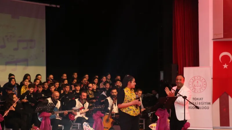 Tokat'ta Ortaokuldan 9 Dilde Şarkı Şöleni! Muhteşem Konser