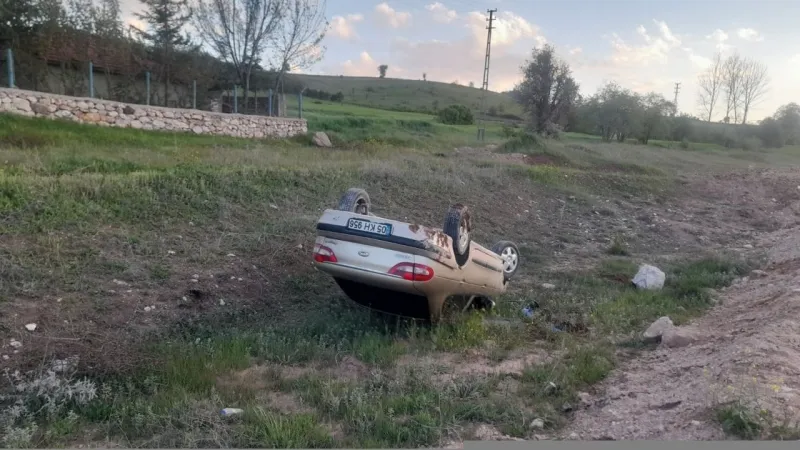 Tokat’ta Otomobil Şarampole Devrildi!