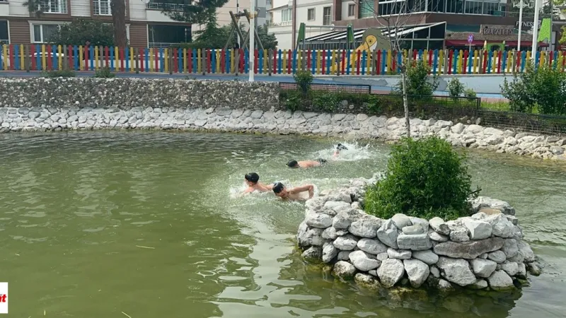 Tokat'ta Çocuklar Sıcaktan Coştu! Süs Havuzunda Yaz Keyfi