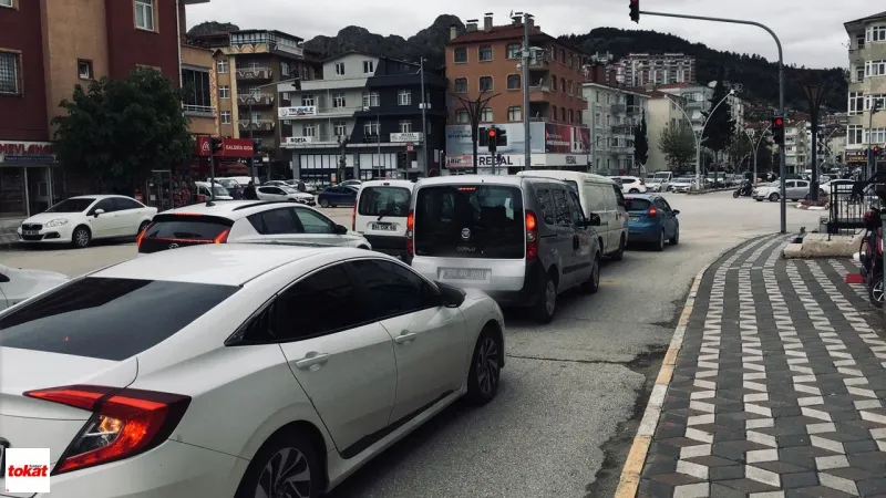 Tokat'ta Trafik Çilesi! Kavşakta Dakikalarca Beklemekten Bıktık!