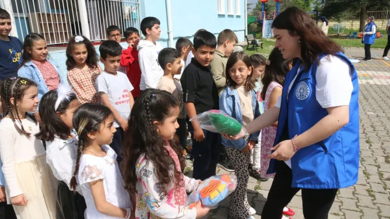 Tokat'ta Öğrencilerden Köy Okuluna Oyuncak Yağmuru!