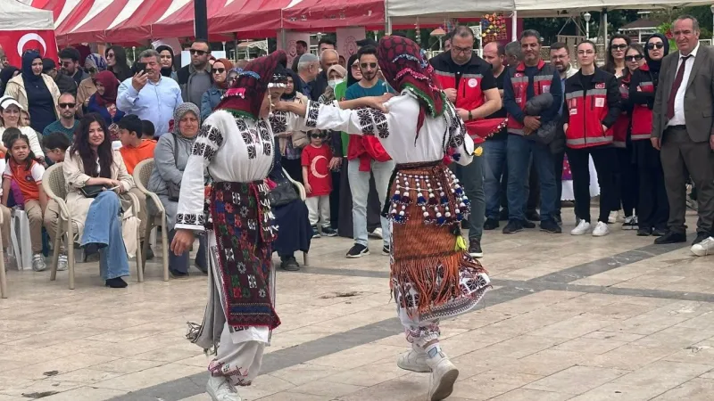 Folklor Faciası! Tokat'ta Yöresel Kıyafet Altına Spor Ayakkabı Şoku!