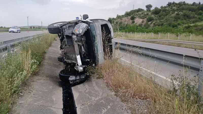 Niksar - Amasya Yolunda Kaza, Refüje Yan Yatarak Sürüklendi