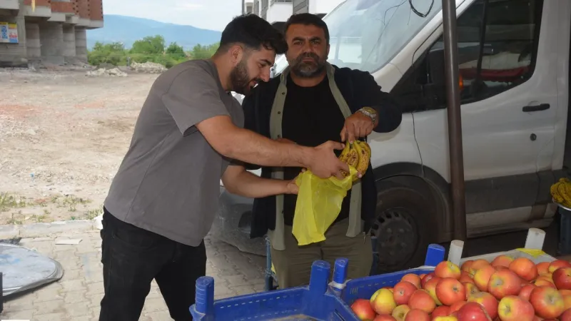 Niksar'da Bayram Coşkusu! Cuma Pazarı'nda Yoğunluk Arttı
