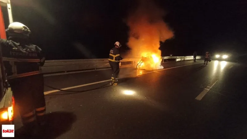 Niksar-Tokat Karayolu’nda motosiklet alev alev yandı