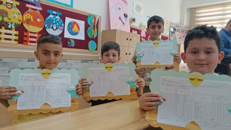 Niksar’da Karne Heyecanı: Öğrenciler Karnelerini Protokolün Elinden Aldı