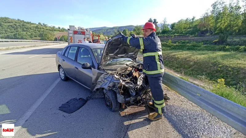Niksar'da Kontrolden Çıkan Araç Bariyerlere Çarptı