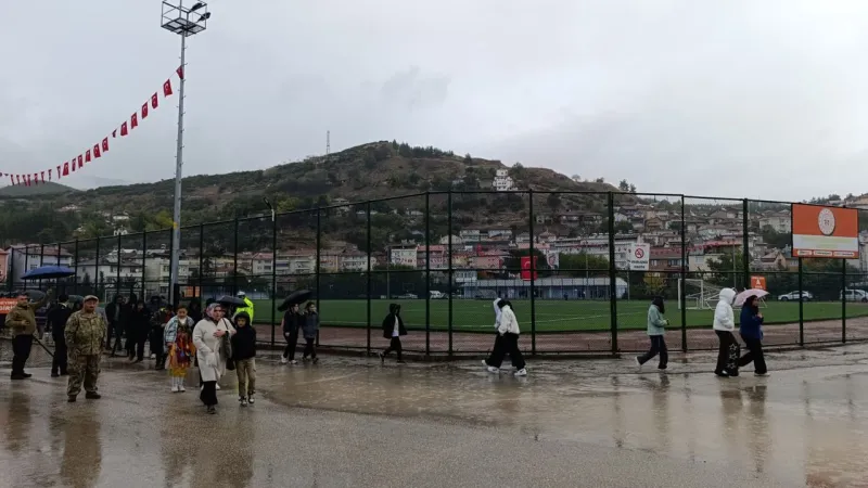 Niksar'da Bayram Kaosu! Öğrenciler Yağmur Altında Mağdur Oldu