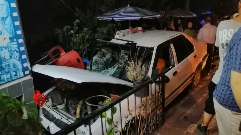 Niksar’da, Otomobil Kahvehane Önünde Oturanların Arasına Daldı