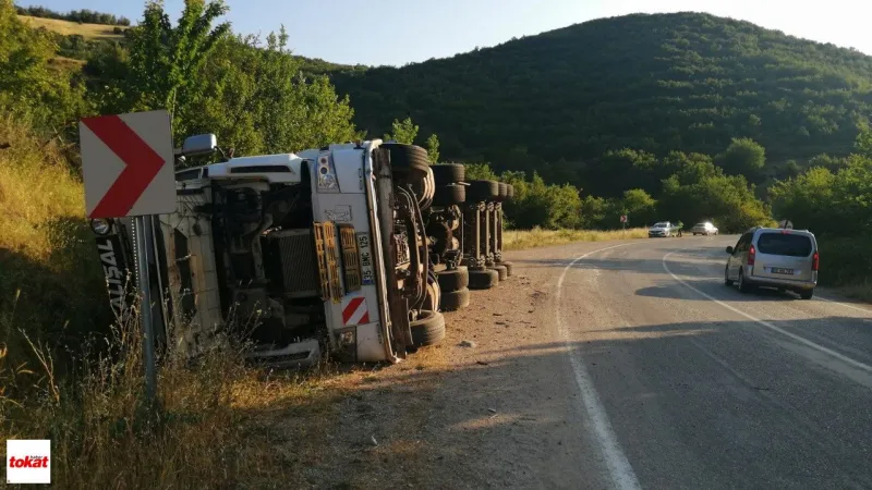 Niksar'da Talaş Yüklü Tır Devrildi: 1 Yaralı