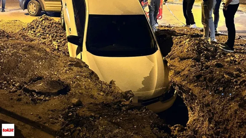 Otomobil Açık Bırakılan Altyapı Çukuruna Düştü
