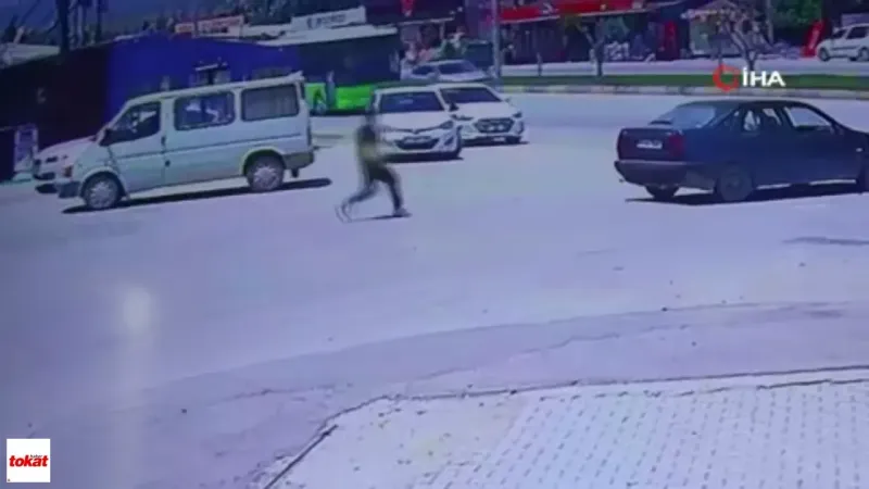 Otomobil El Freni Çekilmeyince Halk Otobüsüyle Çarpıştı
