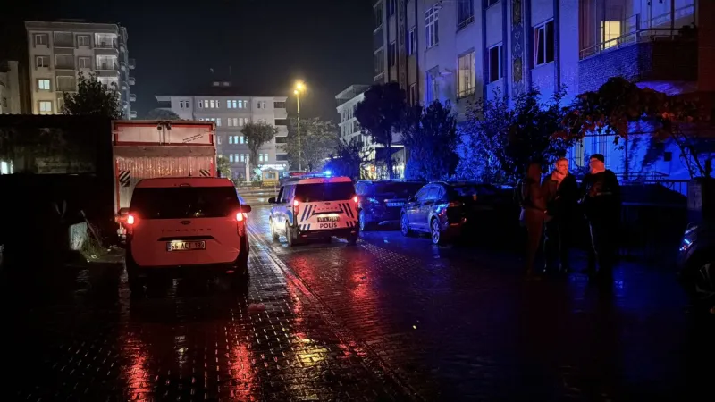 Otomobilde bıçaklı saldırıya uğrayan kişi yaralandı