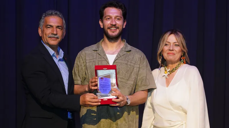 Oyuncu Uraz Kaygılaroğlu TODEV yararına tek kişilik gösteri sundu