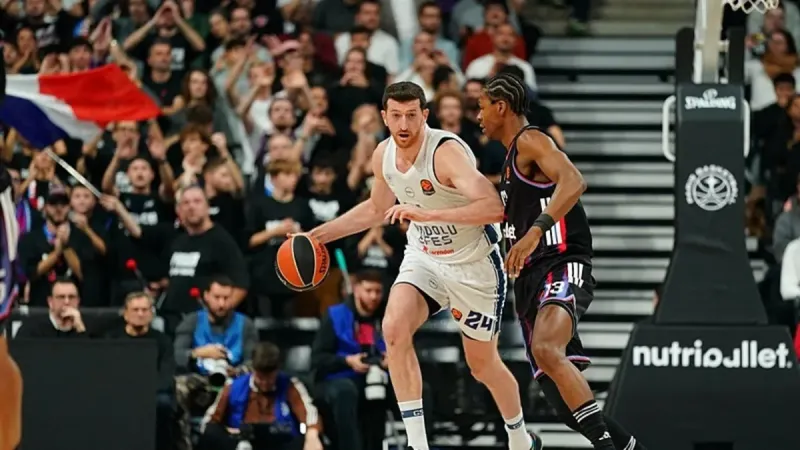 Paris'te galibiyet Anadolu Efes'in!