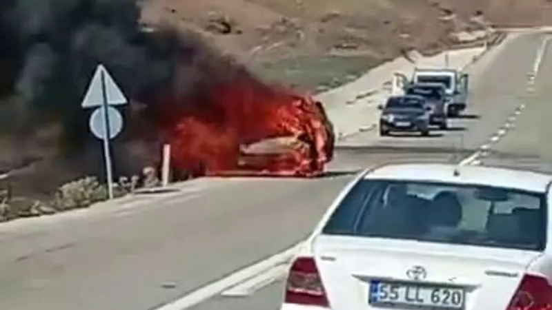 Park halindeki araç alev topuna döndü