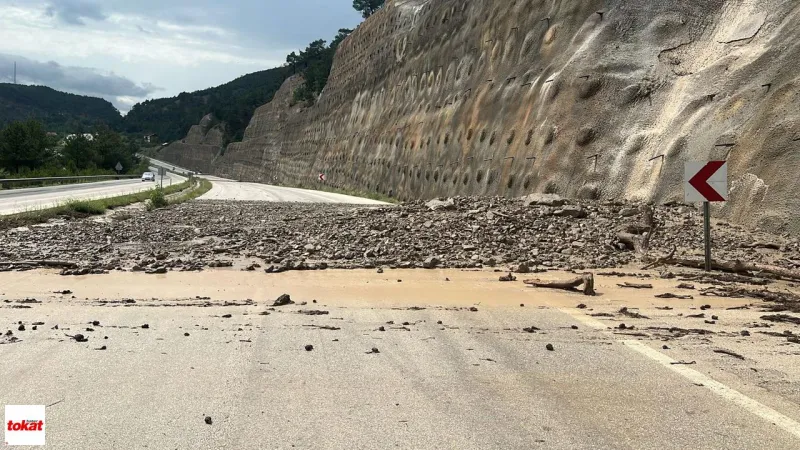 Reşadiye-Koyulhisar Yolunda Heyelan! Tavara Irmak Köyü'nde Trafik Aksadı