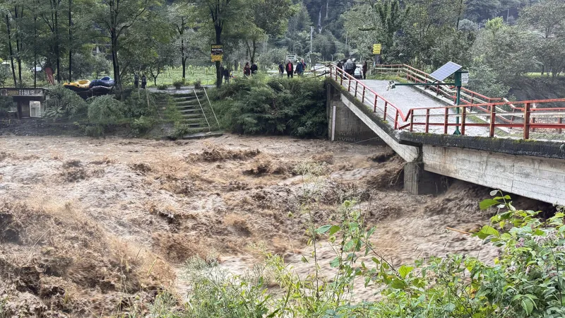 Rize'de sel felaketi! Vali'den kritik uyarı geldi