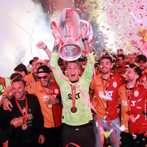 Galatasaray'ın Şampiyonluk Coşkusu! Yenikapı Sarı Kırmızıya Boyandı