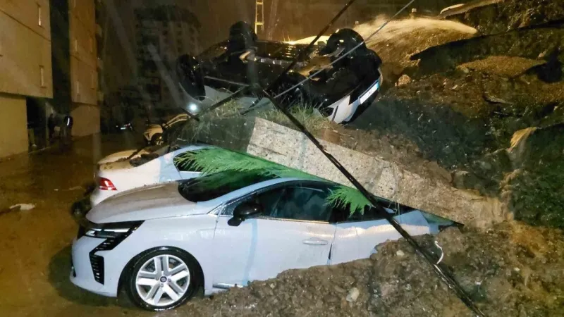 Samsun'da Facia! İstinat Duvarı Araçların Üzerine Çöktü!