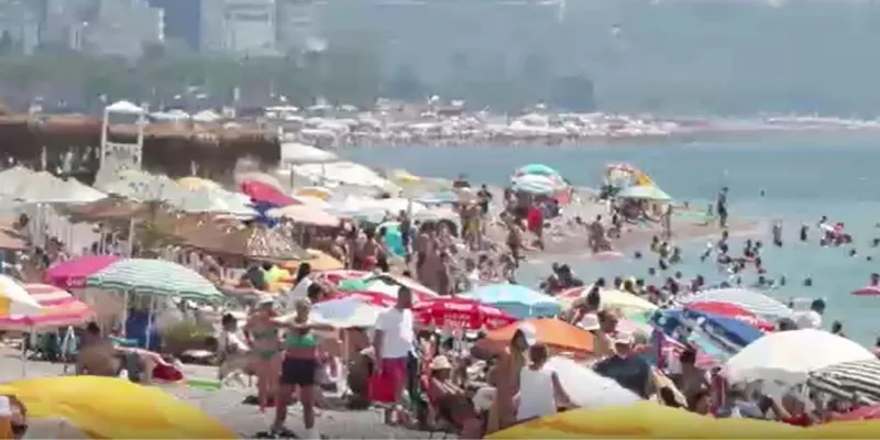 Antalya'da Bayram Coşkusu: Sahiller Serinlemek İsteyenlerle Doldu!