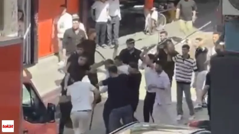 Sokak Ortasında Taşlı Sopalı Kavga: Yaralılar Var...