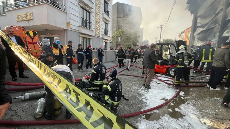 Son Dakika Kocaeli'de Fabrikada Patlama Meydana Geldi 6 Kişi Hayatını Kaybetti 1 Kişi Yaralandı