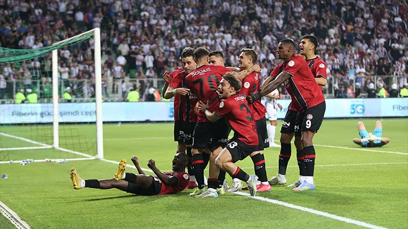 Karagümrük Süper Lig'de! Bandırmaspor'u Devirdi, Zirveye Çıktı!