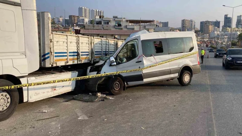 Tatile Giden Öğrencilerin Minibüsünde Feci Kaza:Ölü ve Yaralılar Var