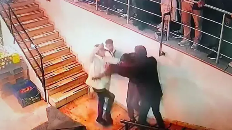Esenyurt'ta Dehşet! Tekme Tokat Kavga Kamerada: Neler Oluyor?