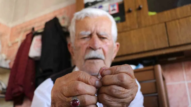 Terzilik mesleğini 80 yıldır sürdüren yaşlı adam: ’’Dükkânı açmazsam hasta olurum’’