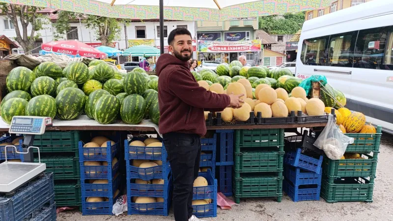 Tezgaha Çıktığı Gibi Tükeniyor Saniyesinde Kapışılıyor Niksarlı Muhammed'in Tezgahı Serinlik Durağı Oldu