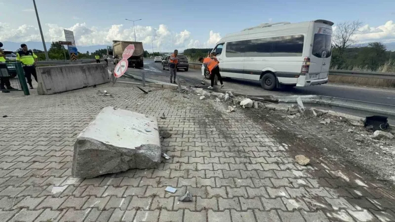 Tır Karayolları Binasını Teğet Geçti, Faciadan Dönüldü