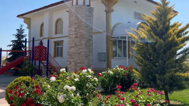 Tokat Ankara Yolunda Cennetten Bir Köşe: Gül Cami!