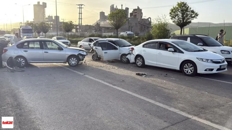 Tokat Plakalı Araç Sivas’ta Zincirleme Kazaya Karıştı: 4 yaralı