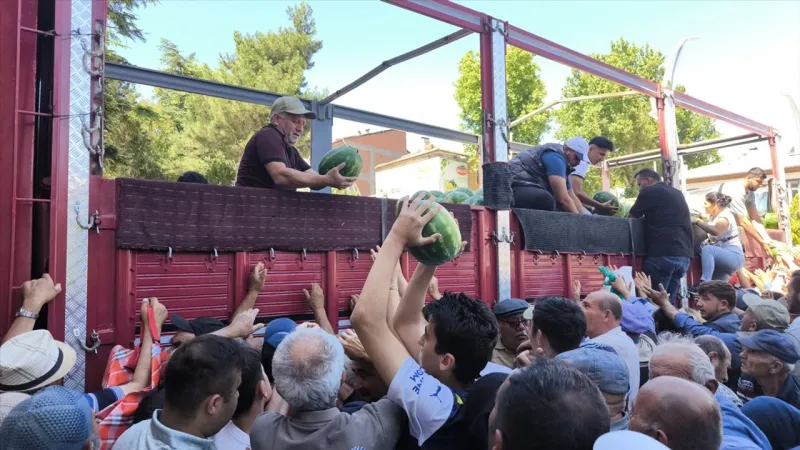 Tokat'ta bir üretici vatandaşlara tır dolusu karpuz dağıttı