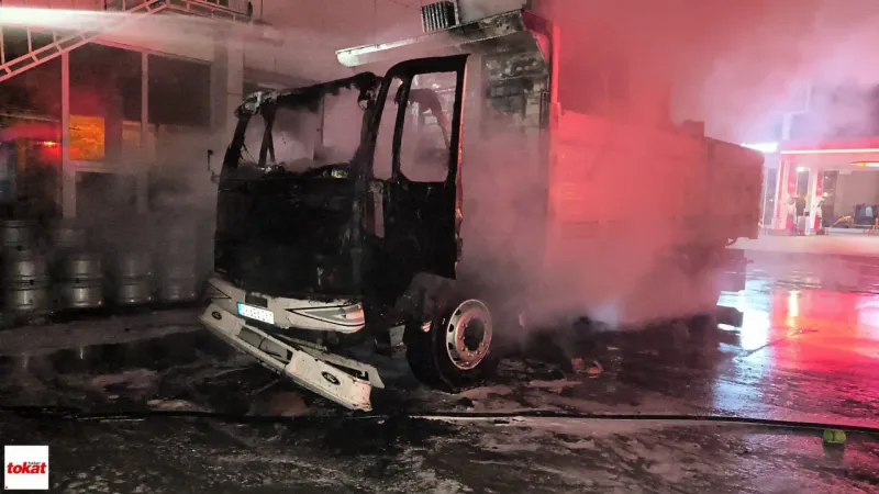 Tokat'ta Faciadan Dönüldü: Petrol İstasyonunda Kamyon Alev Topuna Döndü!